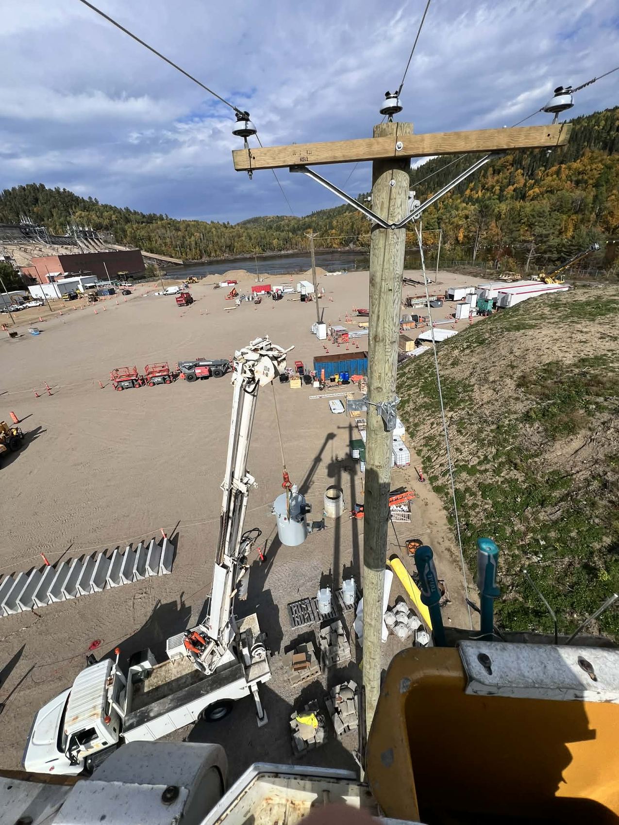 Vue en hauteur d'un chantier de LFT Construction près d'une centrale