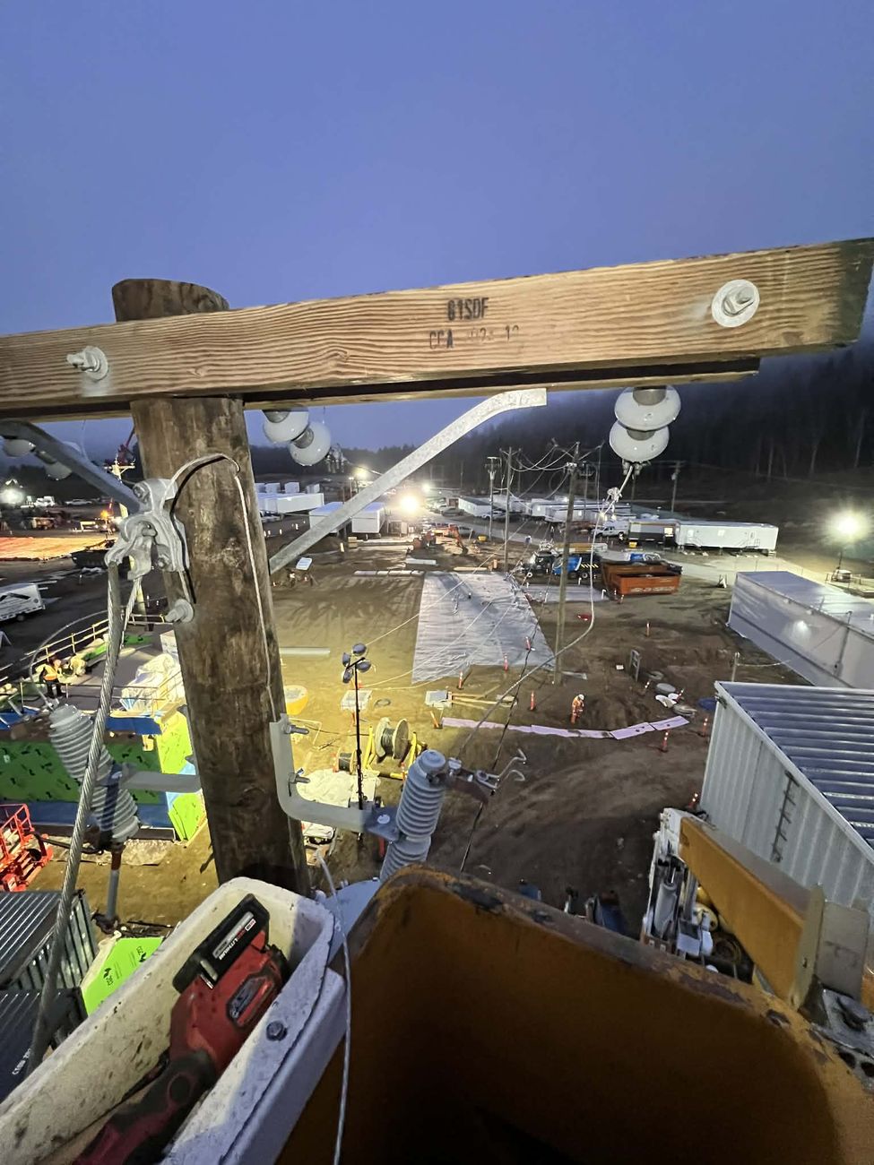 Travaux de LFT Construction en soirée sur un chantier électrique