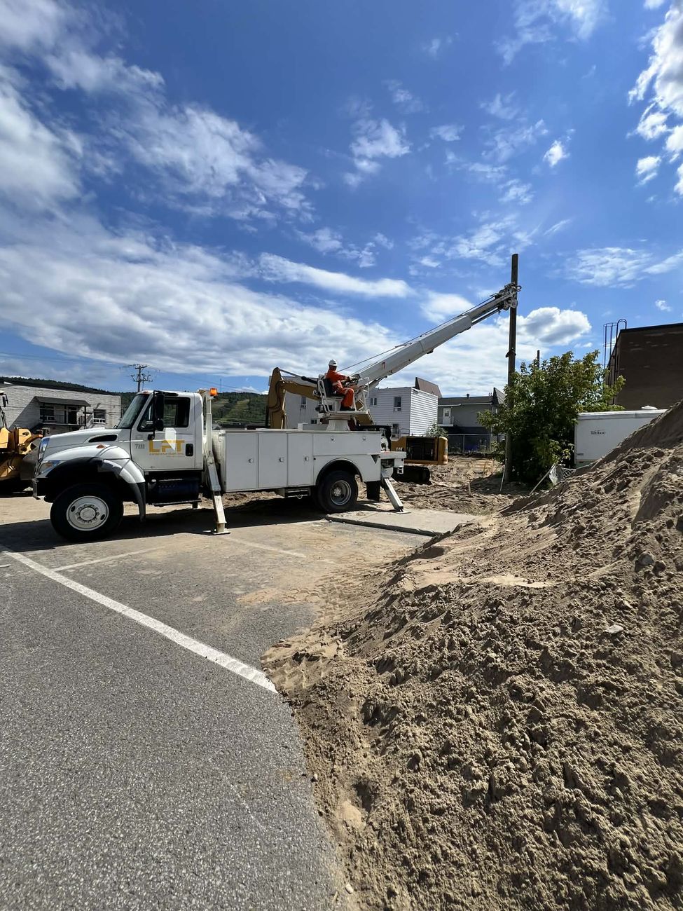 Camion de LFT Construction sur un chantier de réseau électrique en milieu urbain